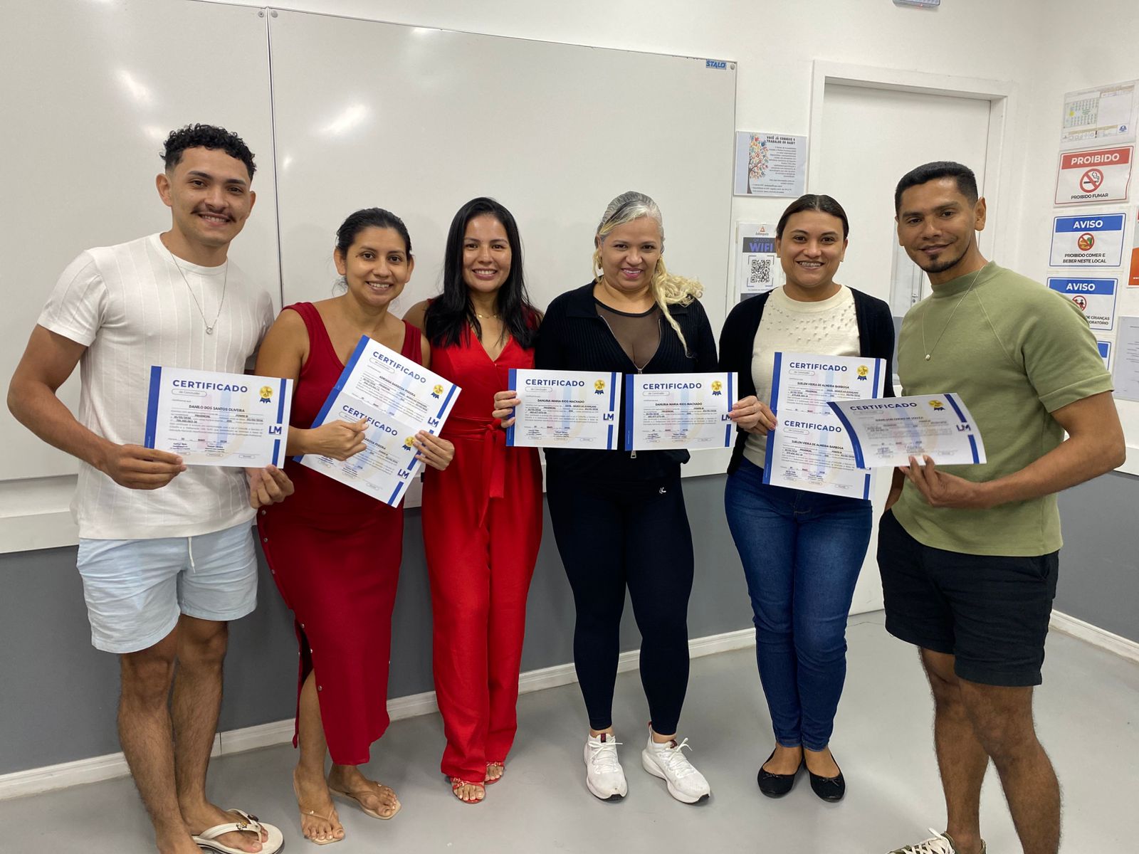 Turma recebendo certificado de conclusão
