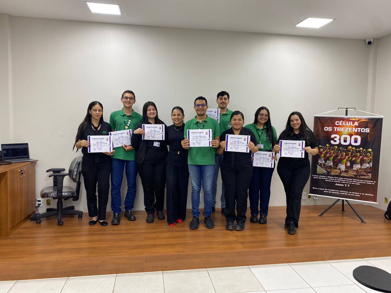 Turma recebendo certificado de conclusão